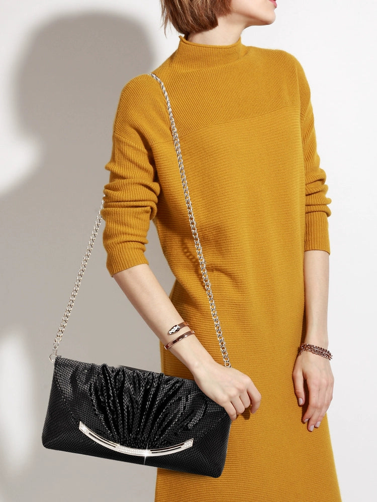 Anne Hathaway's Black Patent Clutch: The Quintessential Accessory for Minimalist Elegance